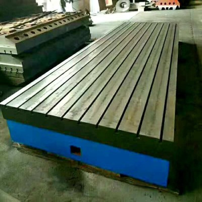 鉗臺為鉗工專用鑄鐵平臺，鉗工工作